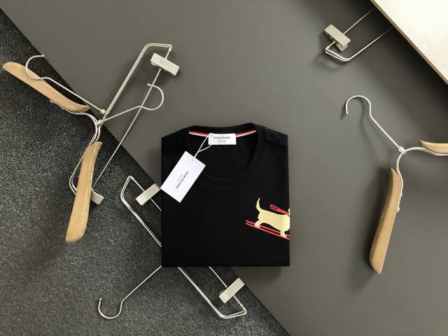 Tb**合身版型M-Xxxl 25春夏顶级卡通小狗牙印花下摆织带拼接开衩经典短袖，精致工艺专柜面料，顶级元素融合打造，经典短袖3标齐全，潮男时尚，无论是上身舒适