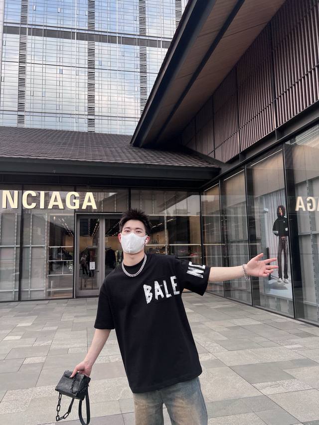品牌：Babenligag 季度：2025春夏 颜色：黑色 白色 尺码：S-2Xl 版型：宽松阔版 短袖T 成分：100%棉 工艺：人工手绘 p.S：款式采用宽