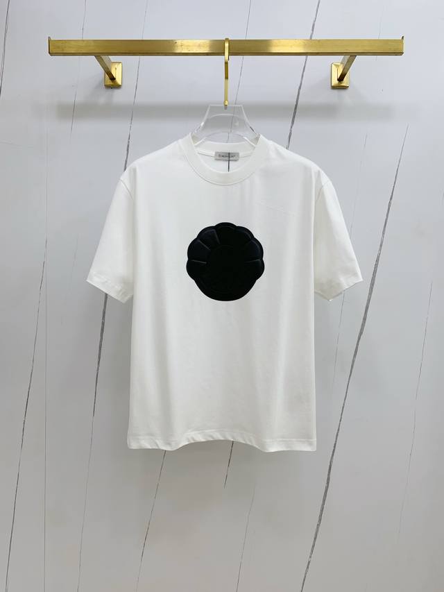 Ss蒙口纯棉最新面料经典标识图案Logo时尚简约潮流短袖，最顶级的品质专柜原单短袖，顶级制作工艺进口面料，专柜款独特设计，采用进口高端订制面料。官网在售！面料版
