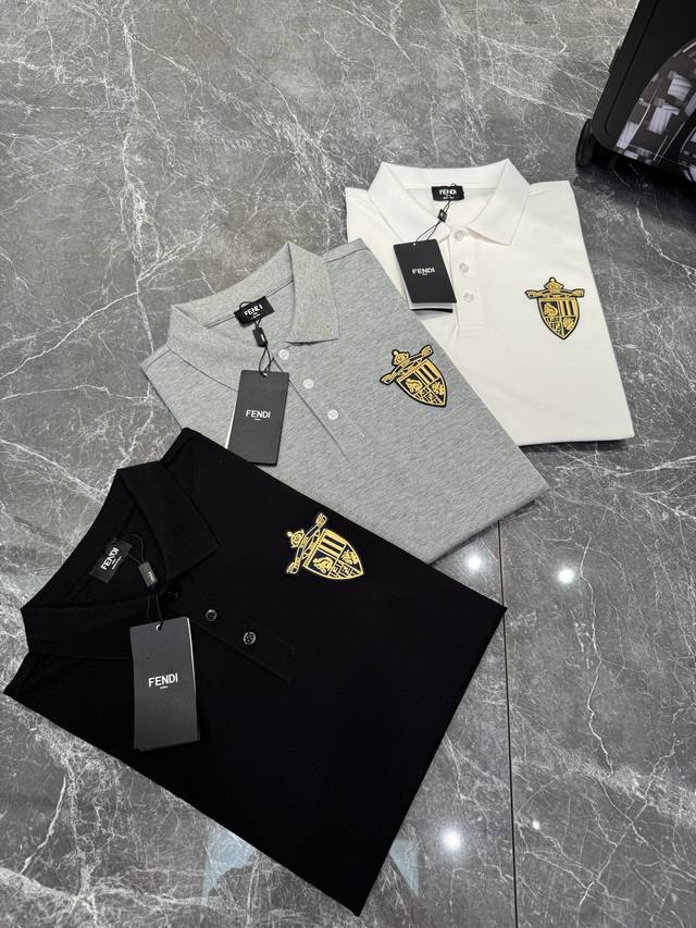 Fendi 25Ss经典polo衫！丝光珠地棉面料打造，胸口经典皇家图形3D绣花点缀.纯色干净搭配.简约大方时尚！ 颜色：白色.黑色.灰色. 码数：M-3Xl