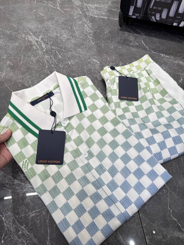 polo 裤290 驴牌 25Ss新元素提花polo！桑蚕丝上衣为渐变效果 Damier 图案融入 Marque L.Vuitton DéposéE 标识，可与