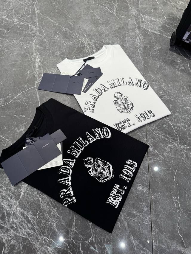prada 25Ss春夏新品T恤！经典字母直喷设计！订制 液氨棉面料，上身舒适有型！ 颜色：黑色 白色 尺码：M-3Xl