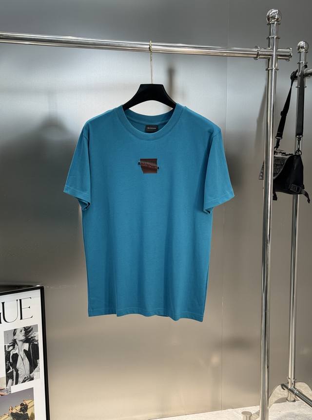 Balenciaga 巴黎世家 红胶带字母刺绣短袖T恤，面料采用巴黎Z制定染 百分百纯棉双股面 320G成衣洗水前幅高清扫描图案完美还原成衣后炒色洗水工艺 多处