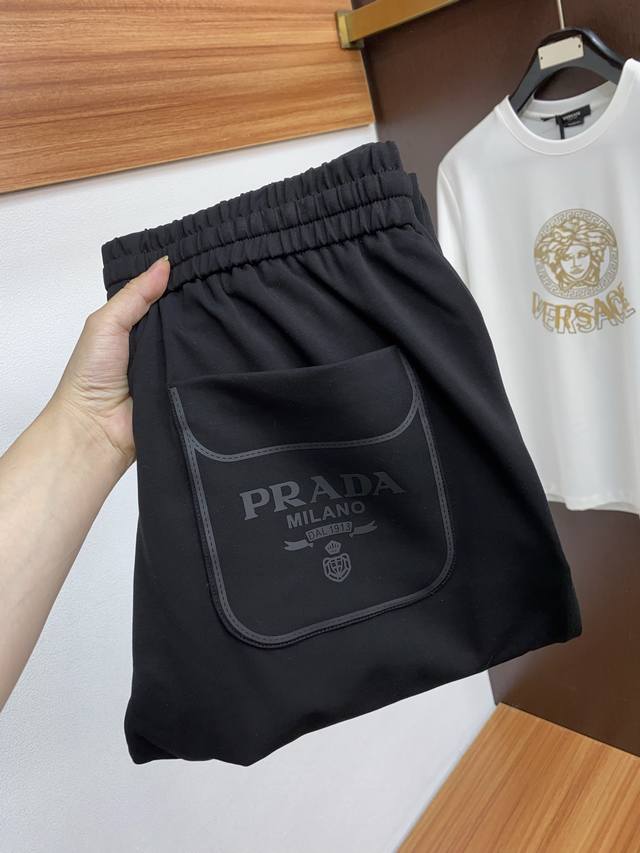 普拉达 2025春夏季新款，最新休闲裤。原版裤型上身休闲百搭、随性慵懒范，高级定制面料，订制工艺 舒适感爆棚。高端大气，夏天的味道有没有，首选 M-4Xl