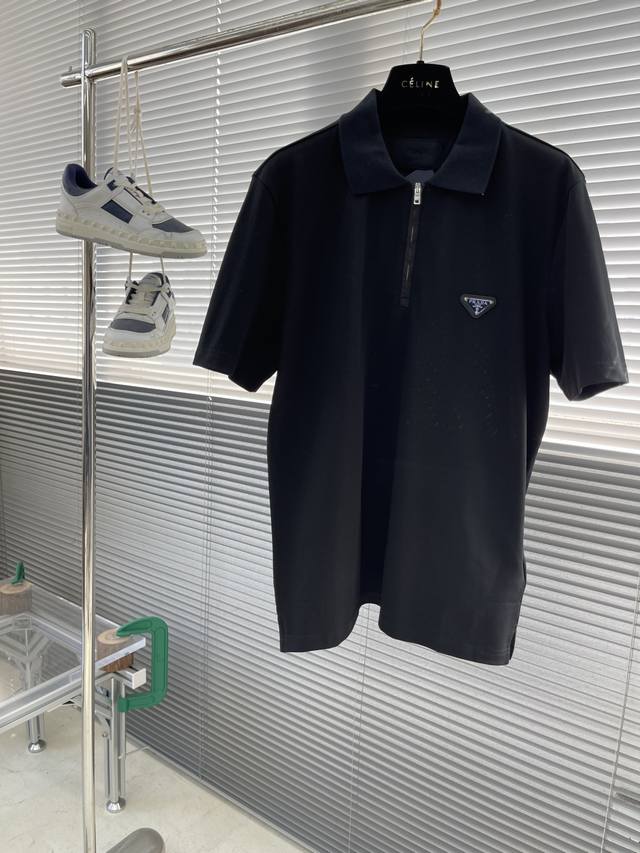 prad 25Ss新款经典三角标半拉链polo衫， 原版1:1开发，采用珠地棉面料精心打造，以全新运动风格呈现经典设计，款式新颖时尚。 码数：Xs S M L
