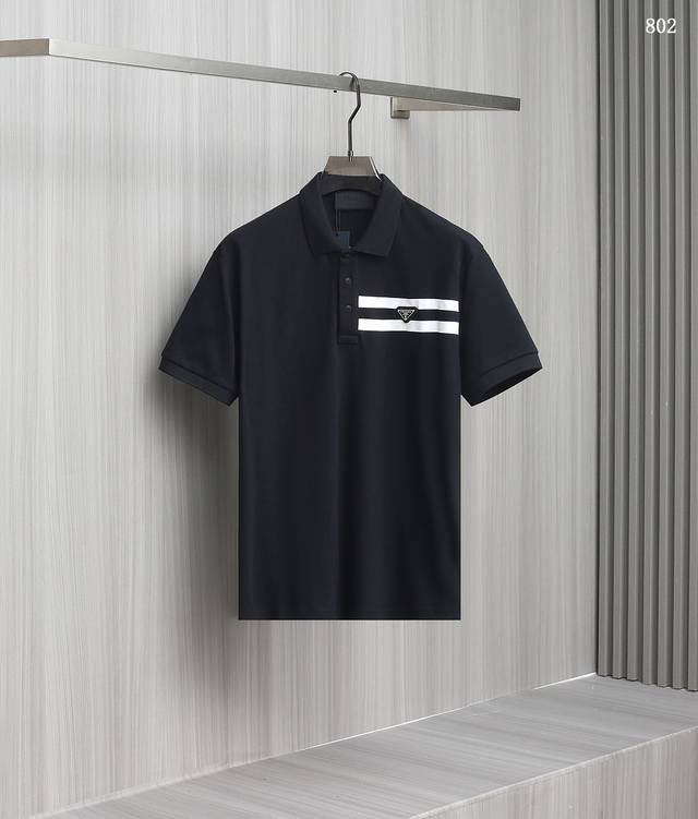 prada 普拉达2025官方春夏新款专柜同步上市男士翻领短袖polo衫，高端主线系列，珠地棉面料，面料属性皆为上乘，缔造出独一无二的面料类型。质感一流，亲肤性