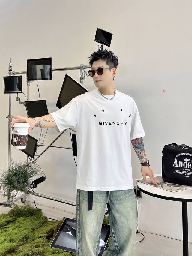 纪梵希 Givenchy新款字母印花双层重工短袖T桖 字母图案不管是T桖还是卫衣都是每年的爆款单品 前幅大面积印花采用大康丽数码印花机直喷 成本极高 经过多次的