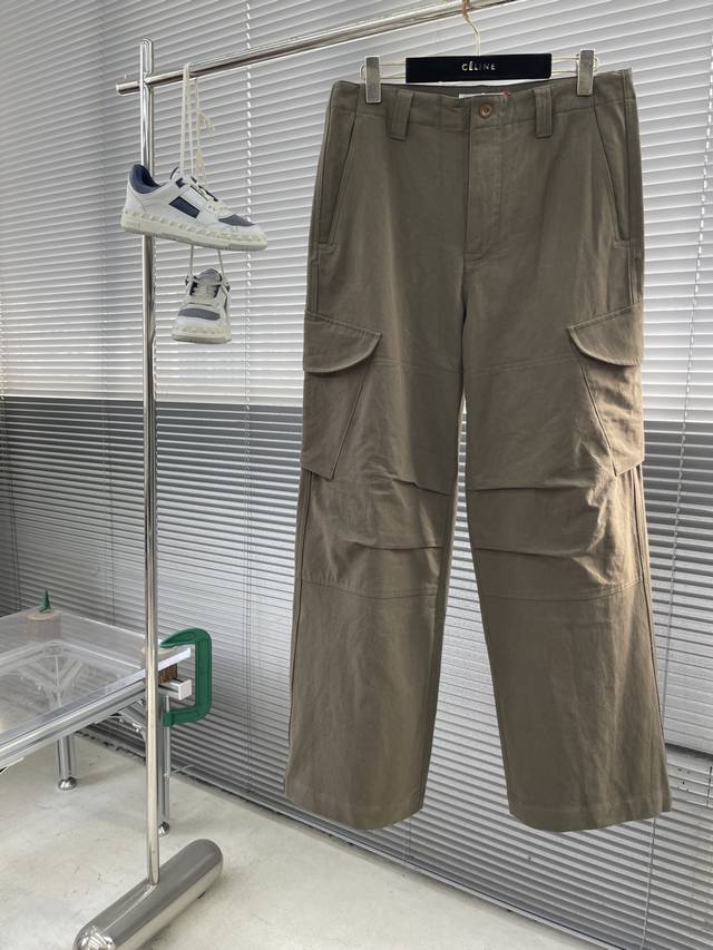 Acne Studios 标签工装长裤 定制精织细密纹梭织奢华 质感卓越 舒适亲肤 以卡其绿诠释时尚新高度 源自自然之色 口袋上饰有 Acne Studios