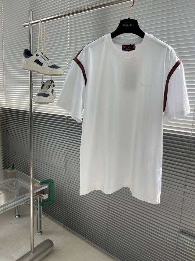 Gucc 织带刺绣短袖 定制绵柔光泽平纹绸 质感卓越 舒适贴肤 白色基底 纯净高雅 标志性Gucc刺绣点缀胸前 肩部红绿织带 如艺术家笔触 点亮整体造型 以落肩