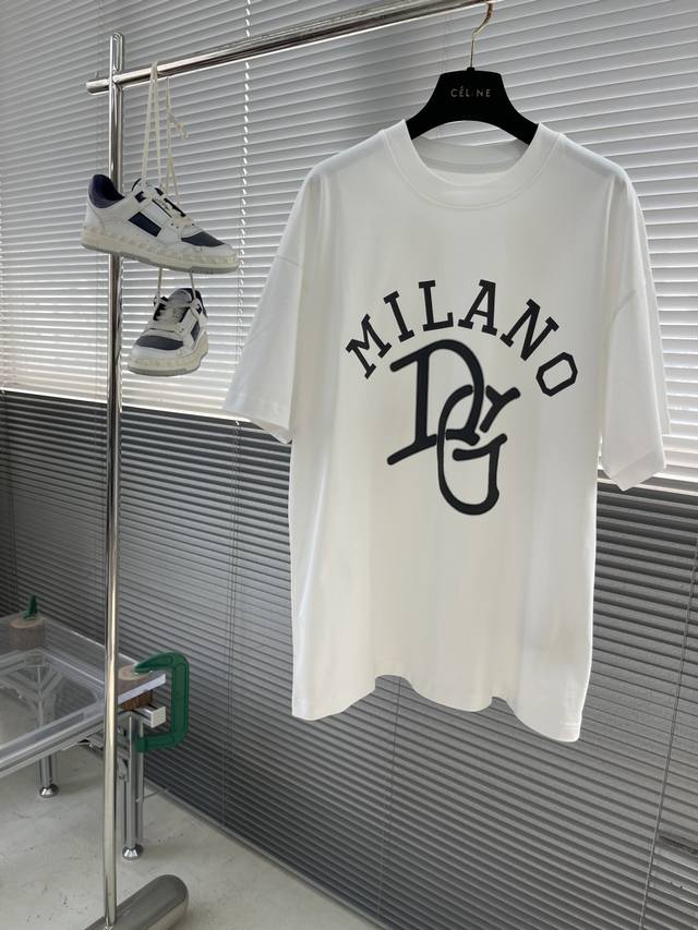 Dg 25Ss春夏新款基础纯色棉质圆领短Tee，胸口字母印花休闲套头短袖T恤衫！贸易公司渠道稀出，同步官网发售！2025年全新上线的完美臻品，男女通勤必备的百搭