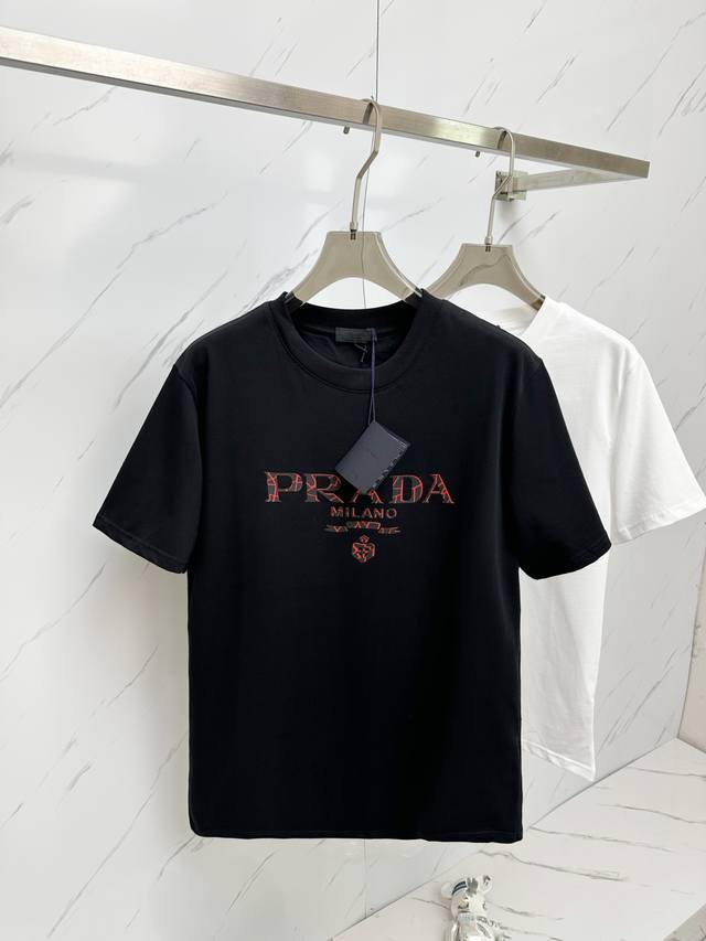 pd# 2025春夏新款首发专柜最新款短袖圆领T恤 高端订制 设计前卫时尚！品牌Logo重工艺设计 高端定制280克面料.手感柔软.穿着舒适.专柜级别精致车线.