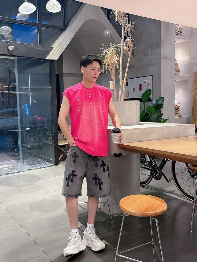 裤子 衣服 Bearltongs 高定款做旧水洗烫钻 磨破背心Os版型真的很迷人 新品版型都做到极致 实穿度很高，随意搭都Nice 采用32支双纱 260克重面