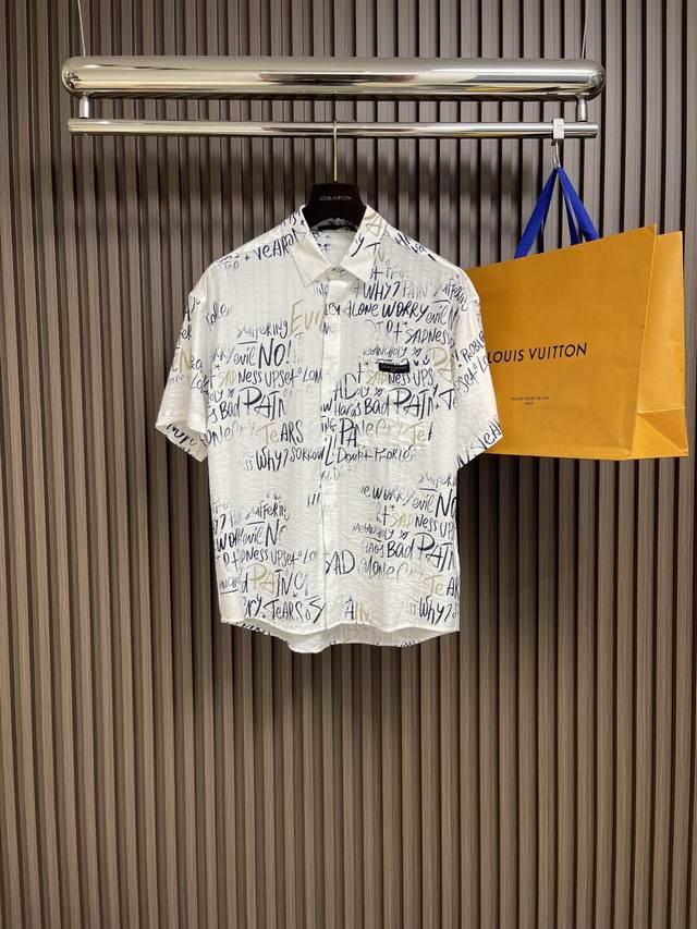 Lv 2025Ss春夏新款简素纹理夏日短袖衬衫，采用纹理丰富的 Damoflage 提花面料塑造休闲剪裁，以开领设计彰显摩登格调。可轻松融入 2025 春夏秀场