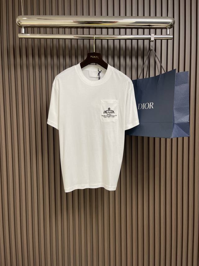 prada 2025Ss早春新款口袋刺绣款短袖T恤，呈现简约格调，合体的型面料采用朱迪棉料上身舒适透气挺括有型简洁的设计和一身舒适的面料，属性令这件衣服成为真正