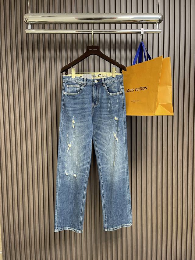 Dior 新款标识牛仔裤 进口土耳其纯棉牛仔牛面料 色泽靓丽，透气，修身版型 微弹力面料 随意百搭 久洗不变形 不变色 经过岁月流逝颜色会越来越自然 上身效果极