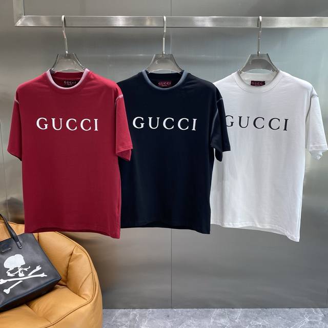 古家 Gucci三色T恤，时尚界的百搭宠儿！红、黑、白三色，各有各的魅力。红色热情张扬，穿上它瞬间成为人群焦点；黑色经典沉稳，低调中尽显奢华；白色纯净简约，散发