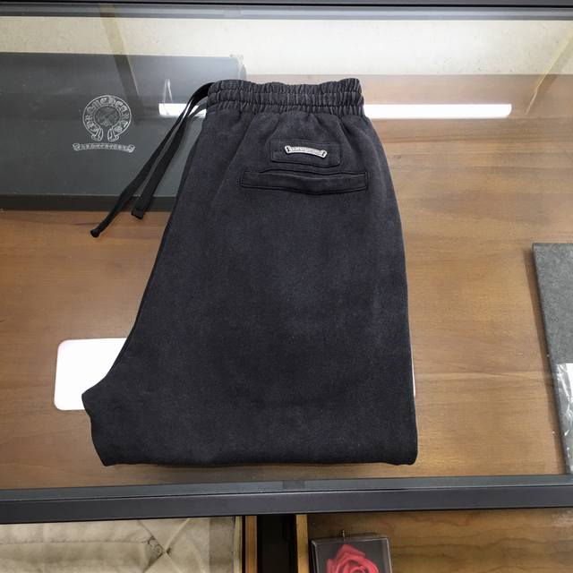 新品洗水休闲裤 克罗... 25春季 Ch 克罗潮爆重洗水裤子 爆款来袭，精选百分棉可洗褪面料，历经石磨、上色、酵洗多重工艺，呈现迷人怀旧色彩。前幅标志性马蹄花