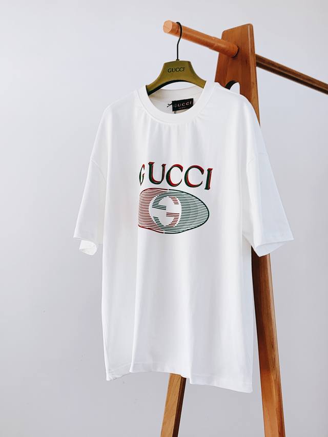 Gucci 古驰 2025Ss春夏新品 立体感Logo微廓形半袖T恤，甄选高支液氨莫棉，手感面糯有骨感，柔而有韧性。液氨工艺处理，韧性和抗皱性能得到大幅度提高。
