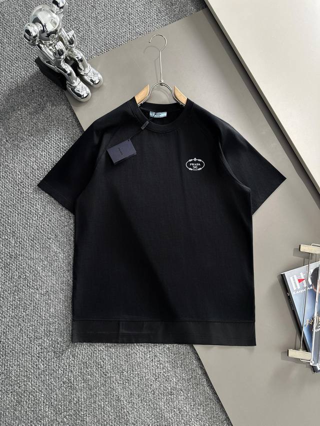 prada 普拉达 2025新款 下摆拼接 后背植绒字母Logo 男女同款 短袖T恤 定制260克100％双纱纯棉面料 进口田岛机刺绣工艺 定染32支双股螺纹
