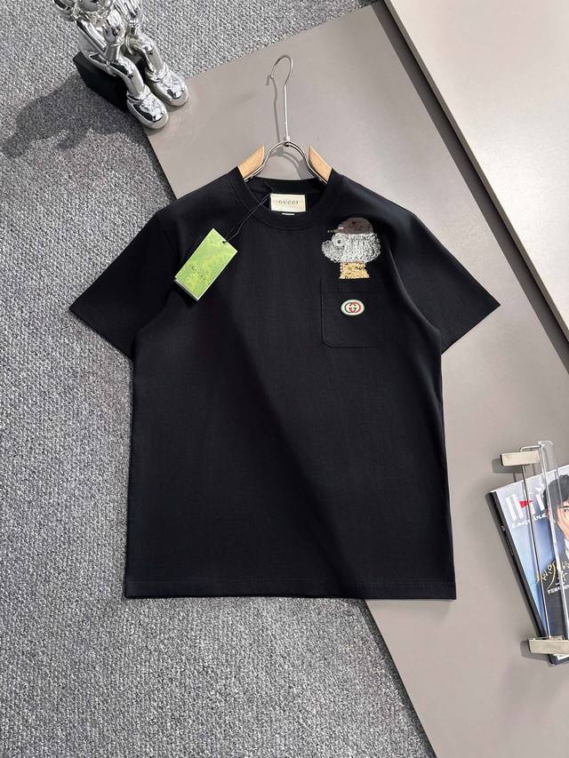 Gucci 古驰 2025新款 口袋红绿刺绣字母Logo 手绘涂鸦潮 男女同款 短袖T恤 定制260克100％双纱纯棉面料 定染32支双股螺纹 领标吊牌主唛三标