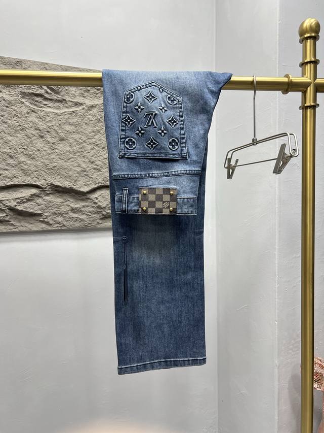 Lv 2025早春男士丹宁阔腿牛仔裤！ 客供高级进口的丹宁原色面料，S特选日本冈山纯正13Oz 盎司牛仔布料，重磅环保植物酵素水洗工艺，G肌理有着淡淡的色彩，相