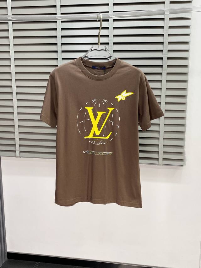 Louis Vuitton路易威登独家专供新款原单男士休闲春夏短袖 高端定制 高端版本 时尚百搭爆款进口面料 手感超柔软细腻 穿着亲肤舒适 高端精品 代工厂p精