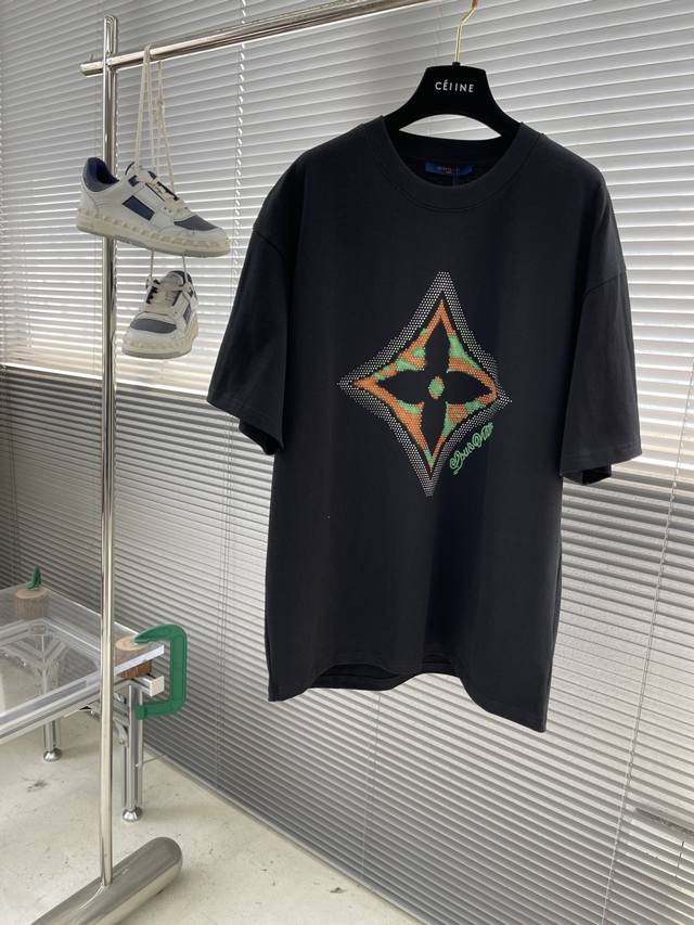 驴牌 珠印标识短袖T恤 280G定制纯棉面料活性棉 面料透气舒适易清洗 前幅撞色印花D大标识，采用珠印工艺让印花有凹凸感，以彩色Xiang条混搭勾勒出标识字母，