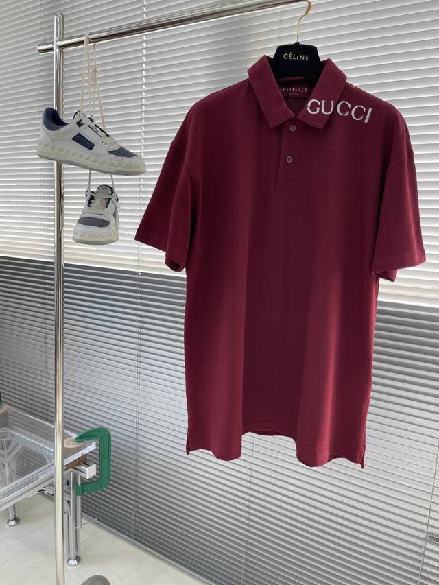 Gucc 25Ss早春新款系列挚献多款经典风格单品，针织衫和polo衫质感柔软，以内敛巧致细节出彩，令日常造型更显迷人。这款polo衫以弹力珠地棉匠心演绎，精彩