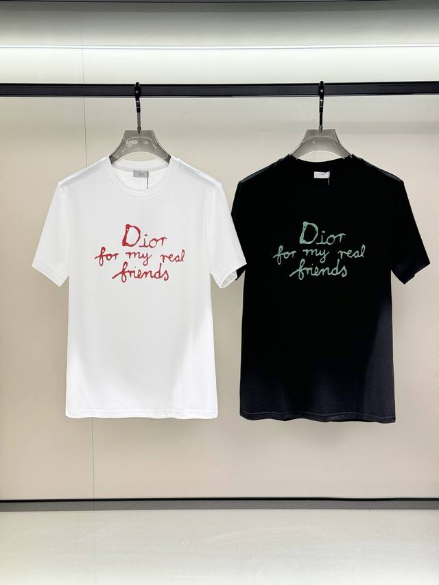 Dior 迪奥，2025夏季最新款，专柜同步有售，原单狠货，时尚休闲圆领短袖T恤，上身很有特点！吸睛而有亮点，进口原版面料，顶级刺绣工艺字母图案装饰Logo，简