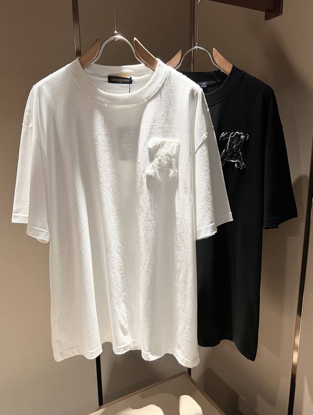 Louisvuitt*路易*登 2025春夏全新系列单品上线，非常时髦前卫的一款男女同款短袖T恤，标识Logo图案贴布修饰！区别于以往的不同，宣示品牌传承多年的