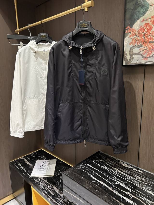 Lv25S新款男士双面穿连帽夹克外套........一款绝对重工的顶级单品，双面双色为经典衣橱注入现代新意.......聚酯纤维，非常高档次的质地，实穿性极高