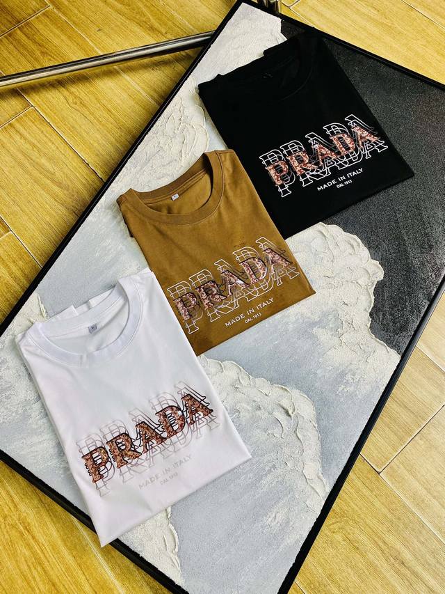 官网同款可穿205斤 普拉达prada 原单品质 2025最新款短袖 精选专柜订制顶级双丝光棉进口面料 所有细节做工完美1比1复刻 还原正品百分百 原版五金 高