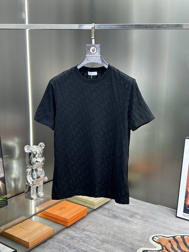 Dior 2025春夏新款首发专柜最新款短袖圆领T恤 高端订制 设计前卫时尚！品牌Logo重工艺设计 高端定制230克面料.手感柔软.穿着舒适.专柜级别精致车线