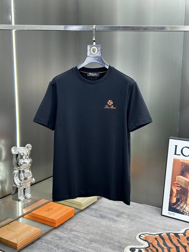 Lp 合身版型 最新最顶级版本刺绣设计短袖，采用进口丝材质 面料细腻舒适柔软透气，亲肤性极佳，胸口经典刺绣Logo工艺精湛，线条流畅，完美搭配，做工极为考究严谨