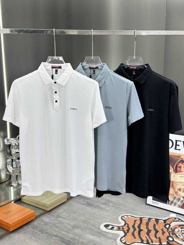 普拉达 2025春夏新品发售！男士夏季商务休闲翻领polo短袖T恤，此款为顶级四面弹氨纶面料，透气舒适设计元素非常好看，每一处的细节都是相当的精致跟不俗，上身大