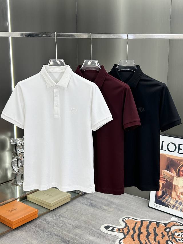Dior 2025春夏新品发售！男士夏季商务休闲翻领polo短袖T恤，此款为顶级丝光珠地面料，透气舒适设计元素非常好看，每一处的细节都是相当的精致跟不俗，上身大