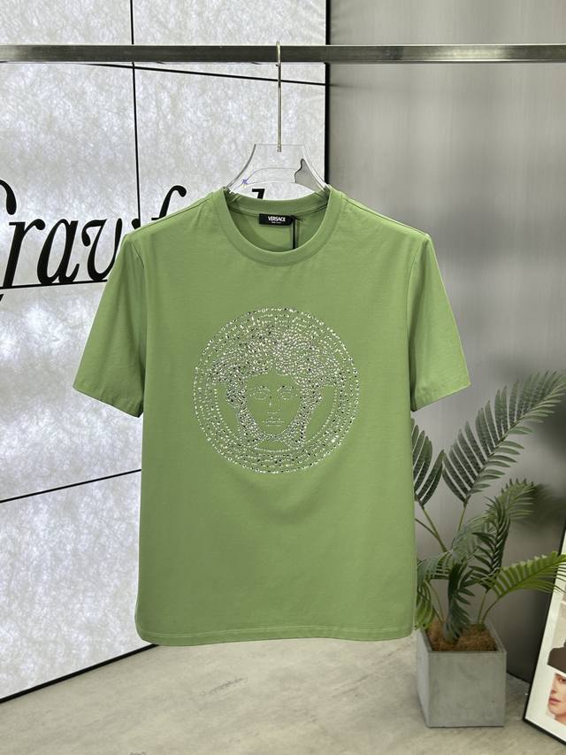 Versace 范思哲 ，25Ss春夏新品水晶钻圆领短袖T恤，正面缀饰有进口澳钻品牌标识设计，打造男士基本款单品，为男士衣橱注入新意。采用80支双股丝光棉面料制