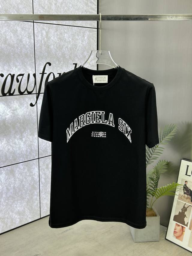 Maison Margiela 马吉拉 ，25Ss春夏新品圆领短袖T恤，胸前缀饰品牌印花字母设计，经典休闲单品更显精致，极简风格设计，不束缚不挑人的款式，简洁又