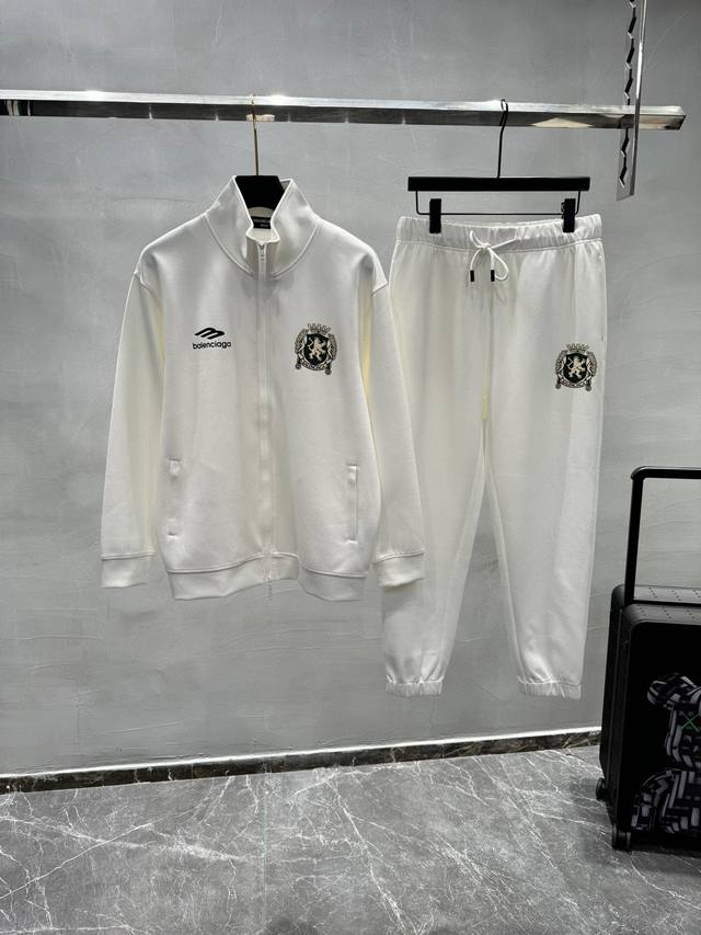 上衣 裤子 Balenciag*25S新款休闲天丝套装.采用本季度最新标图案，后背色彩层叠层次分明.立体感满满.属于男女通穿的基础款运动套装.拉锁外套.卫裤均采