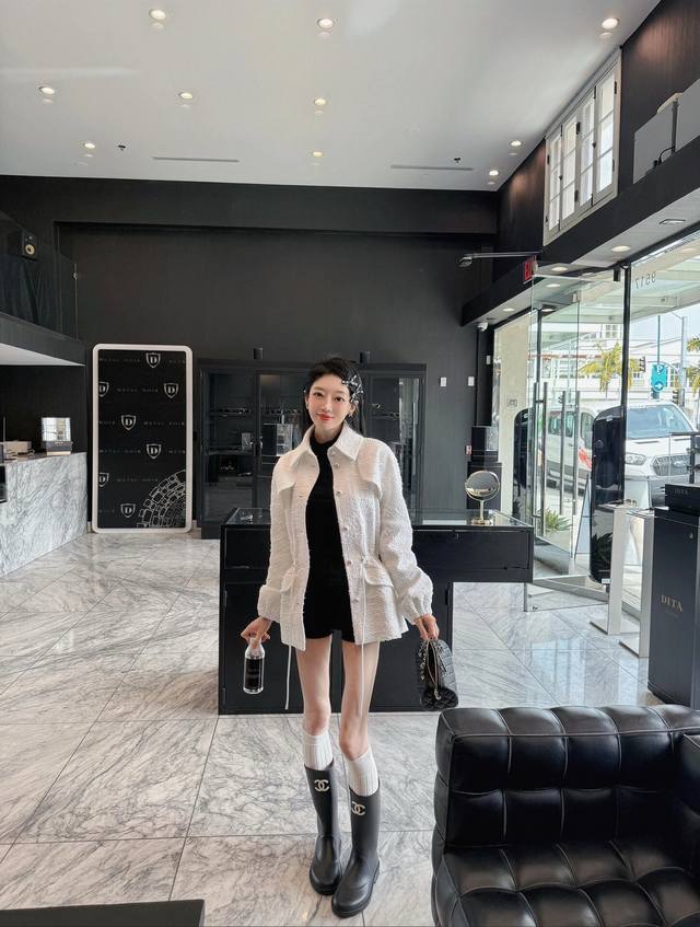 Chane* 25Ss春夏新款 白色珍珠扣花呢抽绳外套丨独家高版出品！进口粗纺羊毛呢材质 肌理明显 毛料肉眼可见 质感上乘 粗花条纹毛呢面料打造名媛风典范 前襟