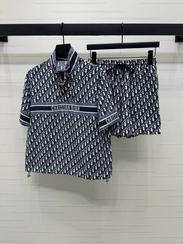 上新原单高端品质 Dio* 2025春夏最新系列！立领上衣短裤套装！定制进口斜纹稠材质 质感光泽 垂感十足 通体老花图案满铺 立领拉链上衣 自带慵懒氛围感 胸前