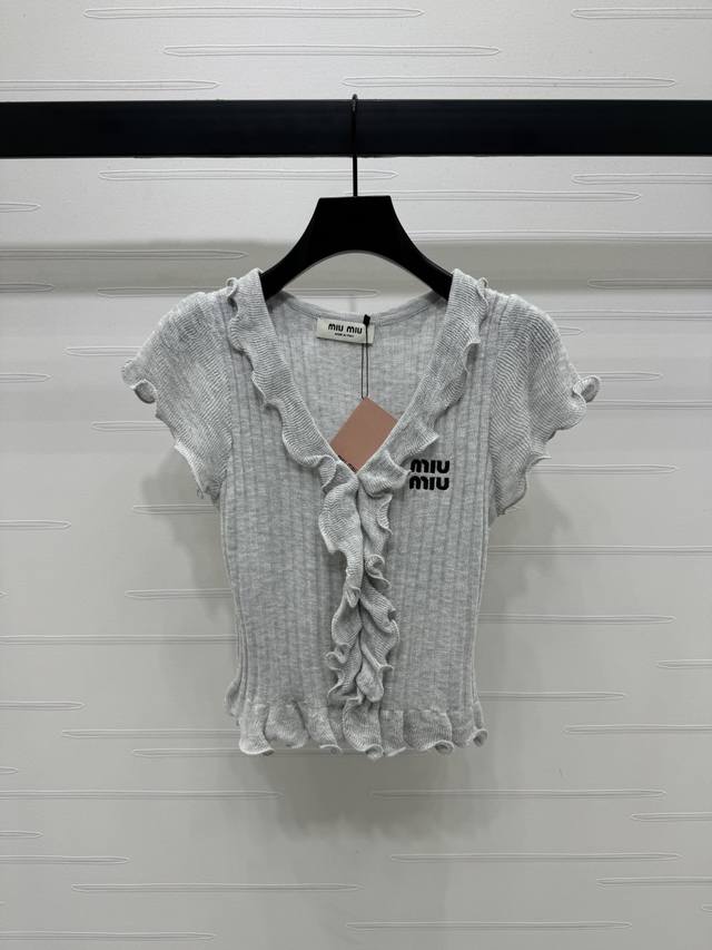 上新原单高端品质 Miumi*2025春夏最新系列！荷叶边V领针织短袖！定制丝毛针织纱线 柔软亲肤 质感细腻 V领针织短袖版型 大身竖坑条纹路 袖口前襟下摆利用