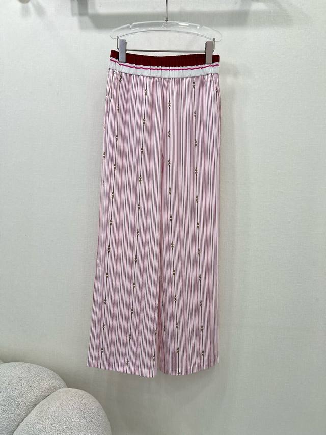 Gucc* 25夏季新款拼接腰头 统体细条纹和绳扣印花 马卡龙色系 平添夏天氛围感 整体计拉长人体比例 休闲直筒裤 丝滑舒适 百搭单品 ！高腰阔腿裤型完美纤瘦版