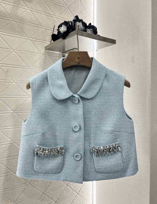 Jory*2025新品上架 翻领马甲短裤套装 定制Yb进口羊毛呢材质 肌理明显 质感高级 翻领洋装马甲版型 短款露腰显比例更分明 搭配精致亮片点缀口袋上缘 同系