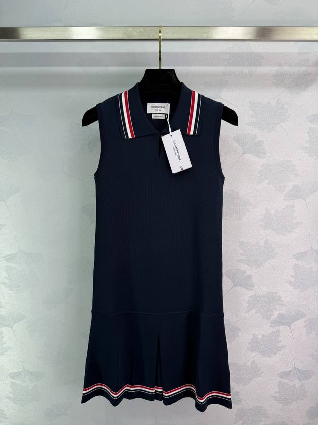 Thom Browne*无袖polo连衣裙，经典翻领设计，红白蓝装饰，让衣服不再单调乏味 针织的剪裁手法 修饰身形 弹力舒适 洋气十足！1色3码Sml T226