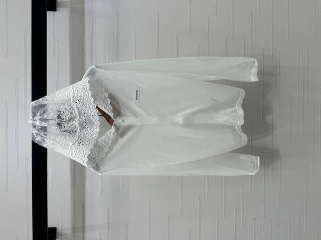 上新原单高端品质 Miumi*2025春夏最新系列！连帽蕾丝花边拉链长袖开衫！定制羊毛纱线织造 透气舒适 质感十足 长袖拉链连帽上衣裁剪 凸显品牌格调 通体轻薄