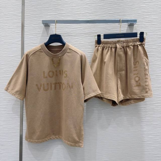 Louis Vuitto* 2025Ss新款套装 又一款时尚达人的心头好！细节精致 每一件到手都是惊喜满溢 高级时装工艺 版型绝绝子 不挑身材 实用百搭 舒适与