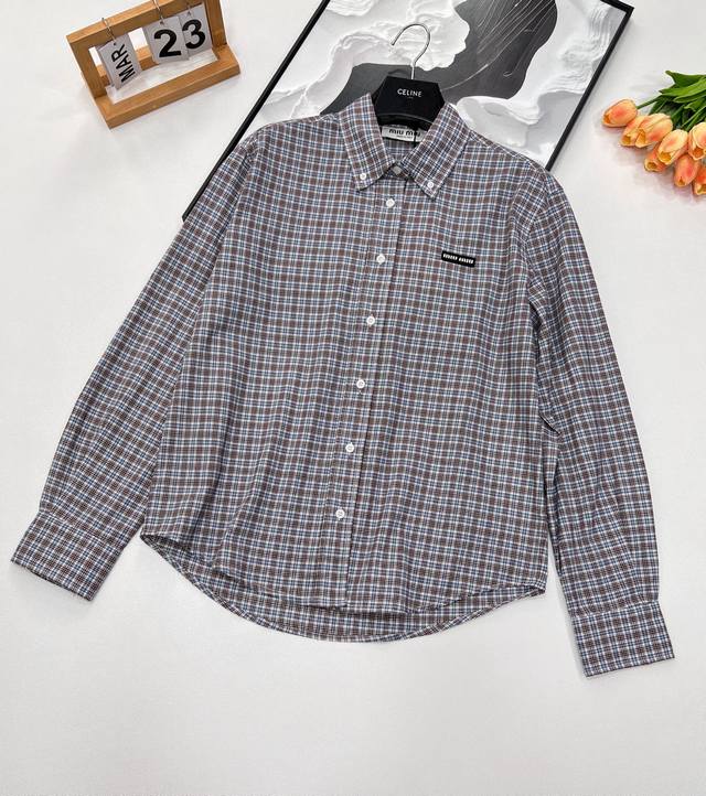Miumi* 25Ss春夏新款 知识分子微标格纹长袖衬衫丨独家Yb开发！高版出品！定制色织面料 饰有品牌标识贴饰 翻领领口 纽扣开合 宽松直筒版型 学院风做工品