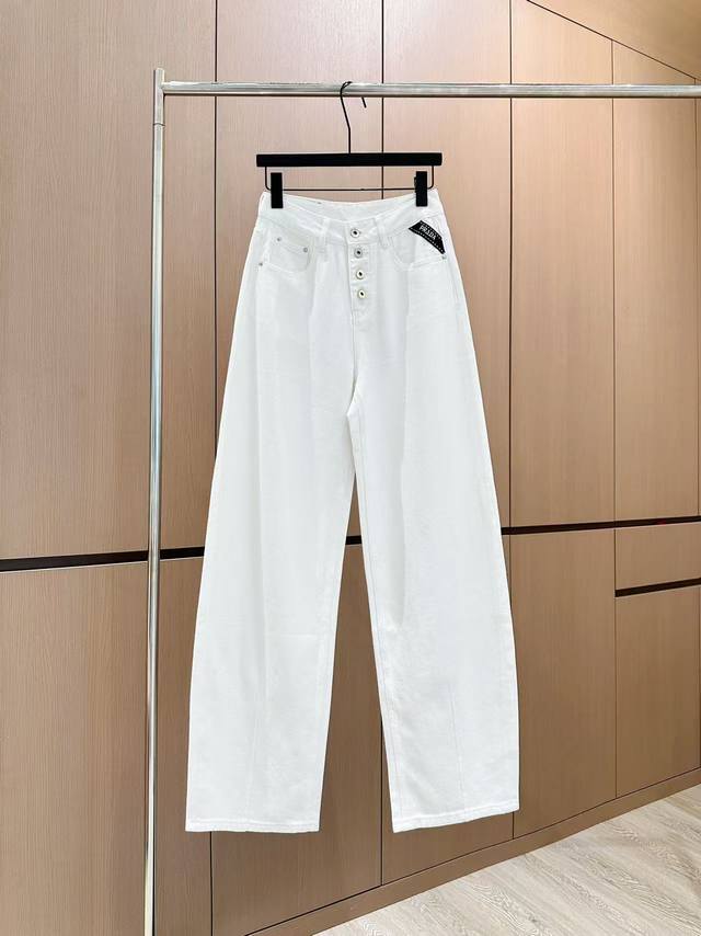 爆款现货 原单品质 设计师*｜女神同款镰刀牛仔裤 这款牛仔裤选用优质面料，工艺渐变色洗水， 翻袋烫钻装饰 挺括的版型与个性的设计相结合，专属品牌配件装饰，让你成