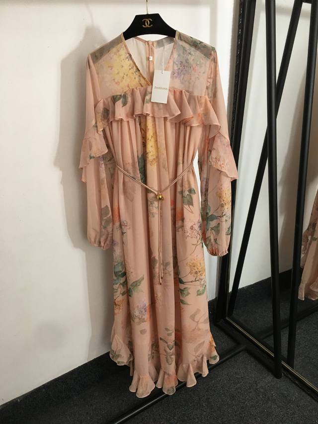 款号20252412 Zimmermann新款 彩色花朵印花 荷叶边V领 飘逸雪纺纱收腰长袖连衣裙，裸粉色，S-Xl， M码；肩宽37，胸围104，袖长64，长